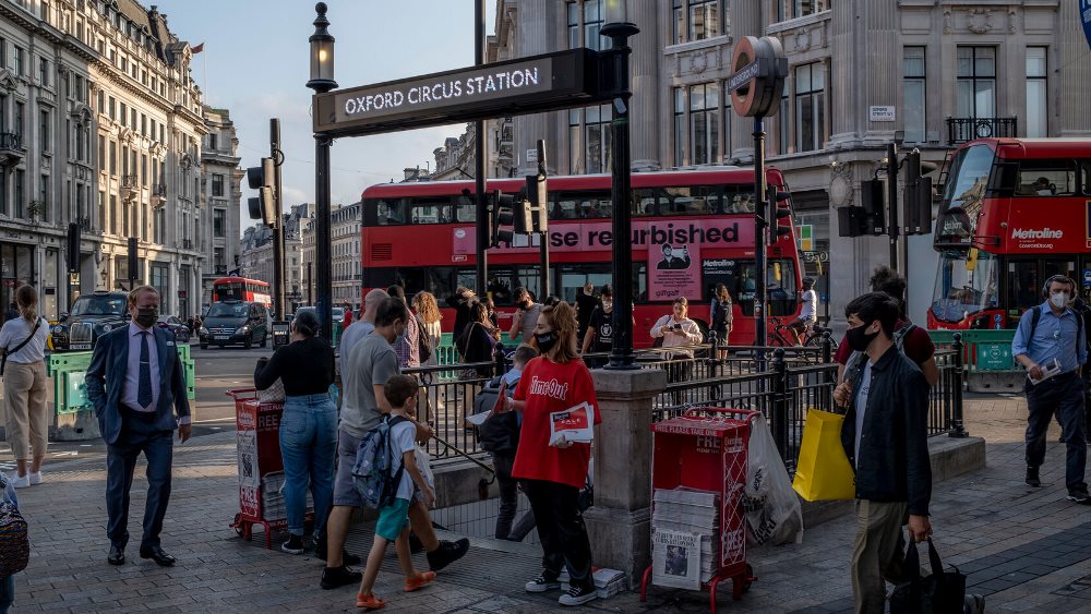 Britania ka vendosur te heqe te gjitha kufizimet anti-covid
